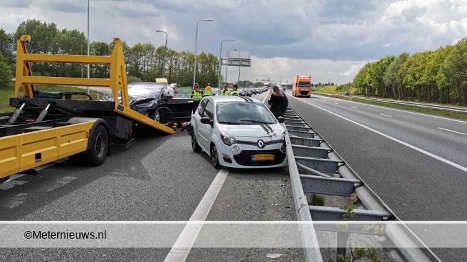 AUTOS BOTSEN OP KNOOPPUNT HOOGEVEEN