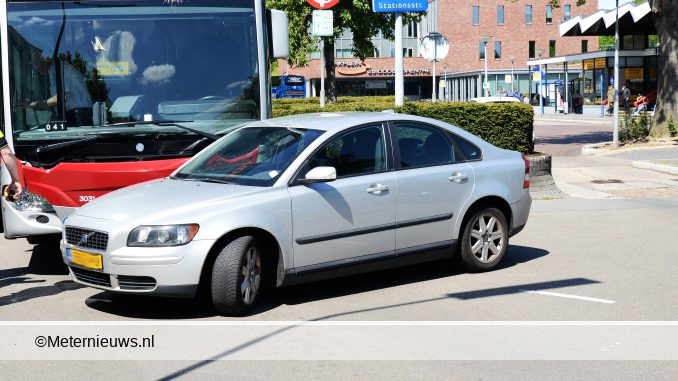 LIJNDIENSTBUS EN PERSONENAUTO BOTSEN IN EMMEN