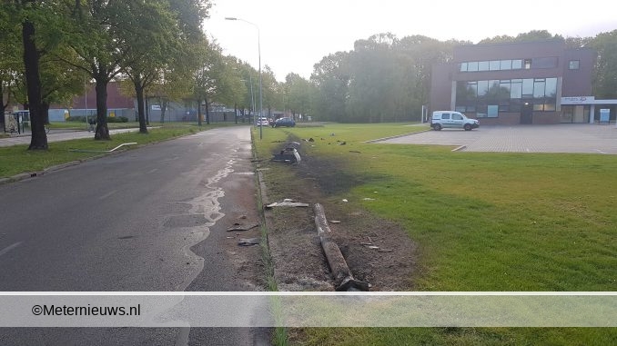 autorijdtlantaarnpaalplatEmmen