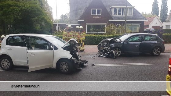Drie gewonden na botsing tussen twee auto’s in Ommen. Drie gewonden na botsing tussen twee auto’s in Ommen.