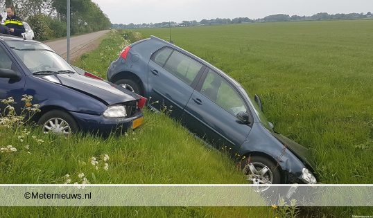 Vrouw gewond na aanrijding auto’s in De Krim. Vrouw gewond na aanrijding auto’s in De Krim.