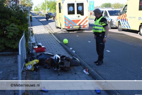Twee gewonden na aanrijding tussen auto en scooter in Groningen.