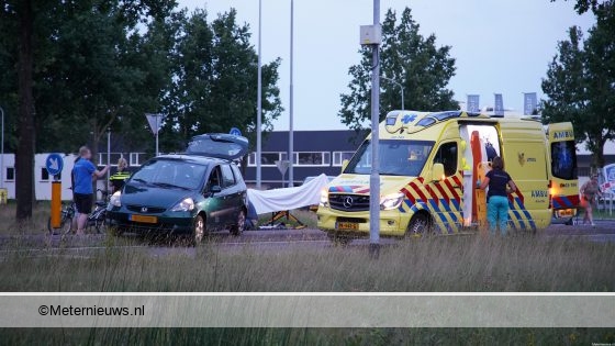 Fietser ernstig gewond na botsing tegen auto in Assen. Fietser ernstig gewond na botsing tegen auto in Assen.