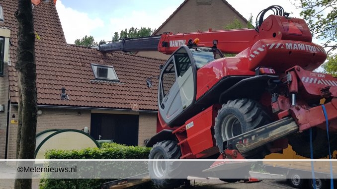 KRAAN VALT OP WONING IN GRONINGEN