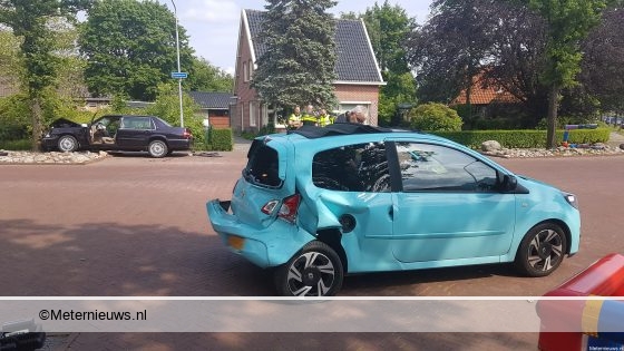 Botsing tussen twee auto’s in Nieuw Roden met twee gewonden. Botsing tussen twee auto’s in Nieuw Roden met twee gewonden.