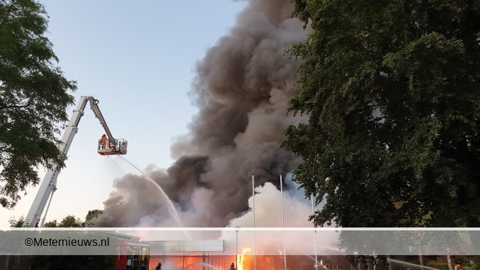 ZEER GROTE BRAND AUTOBEDRIJF IN GRONINGEN00