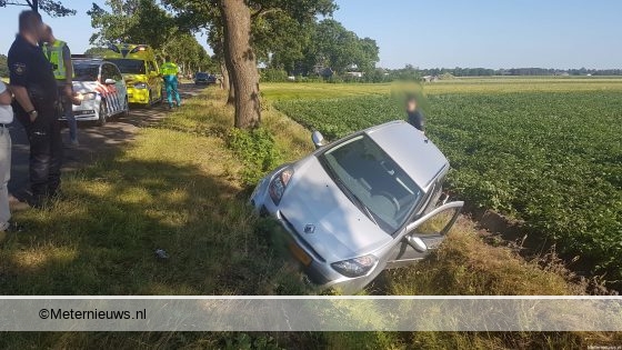 Vrouw gewond na auto ongeval in Smilde. Vrouw gewond na auto ongeval in Smilde.