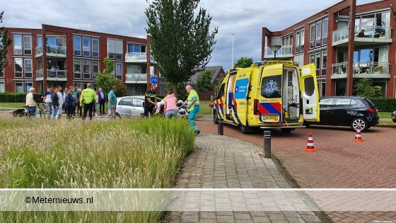 Fietsster ernstig gewond na botsing met auto in Dalfsen. Fietsster ernstig gewond na botsing met auto in Dalfsen.