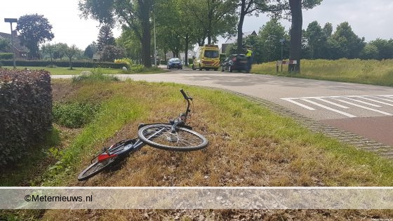 Fietser gewond na botsing tegen auto in Dalfsen. Fietser gewond na botsing tegen auto in Dalfsen.