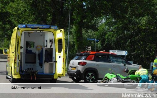 Motorrijder gewond na botsing tegen auto in Marum.