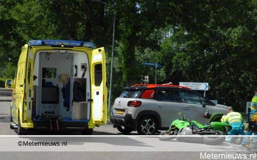 Motorrijder gewond na botsing tegen auto in Marum. Motorrijder gewond na botsing tegen auto in Marum.