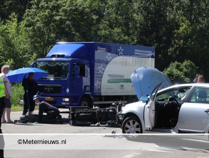 Motorrijder zwaar gewond na botsing tegen auto in Waterhuizen. Motorrijder zwaar gewond na botsing tegen auto in Waterhuizen.