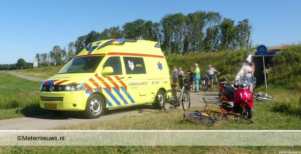 Twee gewonden na aanrijding tussen fietser en scooterrijder in Meppel.