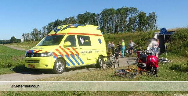 Twee gewonden na aanrijding tussen fietser en scooterrijder in Meppel. Twee gewonden na aanrijding tussen fietser en scooterrijder in Meppel.