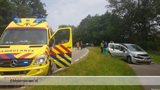 Licht gewonden na aanrijding auto’s in scherpe bocht Vilsteren. Licht gewonden na aanrijding auto’s in scherpe bocht Vilsteren.