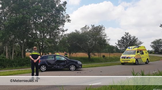 Twee gewonden na aanrijding tussen twee auto’s in de Wijk.
