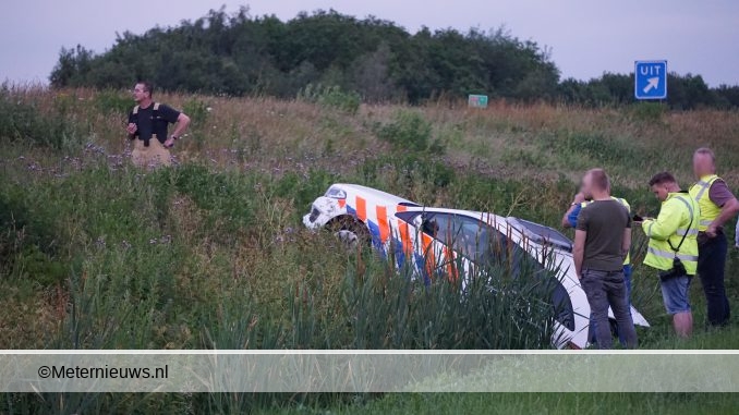 politiewagen in sloot a387 nieuw Amsterdam2