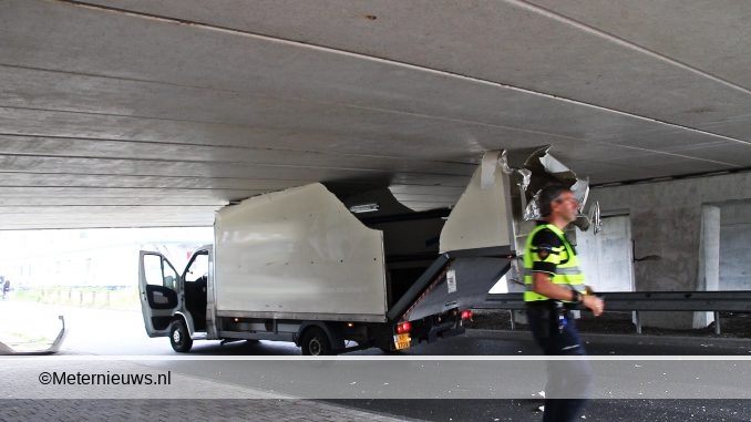 vrachtwagentjevastonderviaduktGroningen