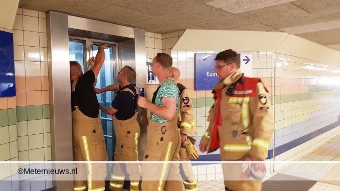 vrouw en kind vast in lift station Meppel
