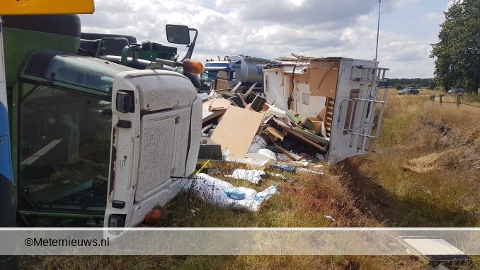CAMPER EN LANDBOUWTREKKER BOTSEN RAVAGE IN OMMEN3