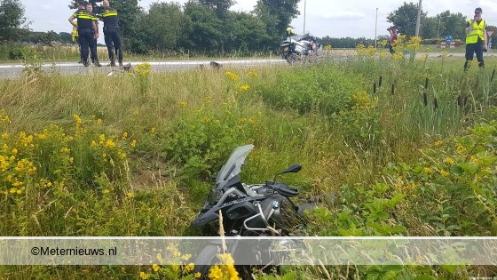 Motorrijder gewond na botsing tegen auto in Emmen. Motorrijder gewond na botsing tegen auto in Emmen.