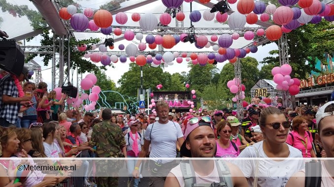 ROZE WOENSDAG OP TWEEDE DAG NIJMEEGSE WANDELVIERDAAGSE05