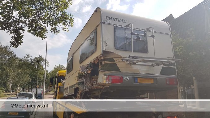 auto rijdt op caravan in hoogeveen1