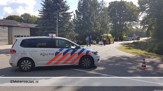 Fietsster zwaar gewond na botsing tegen auto in Hollandscheveld.