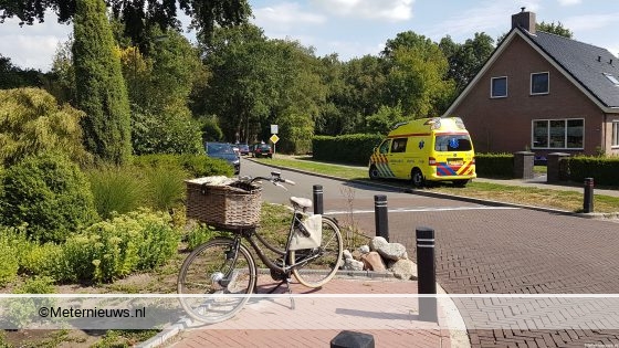 Fietsster licht gewond na botsing tegen auto in Noordscheschut. Fietsster licht gewond na botsing tegen auto in Noordscheschut.