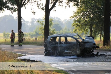 Auto vliegt in brand na ongeval in Peize. Bestuurder ernstig gewond. Auto vliegt in brand na ongeval in Peize. Bestuurder ernstig gewond.