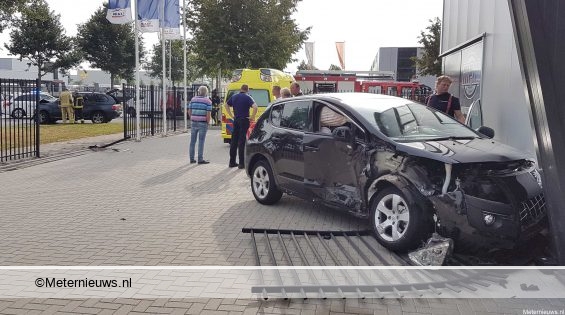 Auto komt tegen bedrijfspand tot stilstand na ongeval. Auto komt tegen bedrijfspand tot stilstand na ongeval.