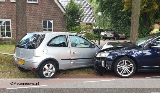 Frontale aanrijding met gewonde in Hollandscheveld. Frontale aanrijding met gewonde in Hollandscheveld.