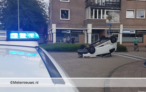 Auto belandt op de kop na ongeval in Emmen. Auto belandt op de kop na ongeval in Emmen.