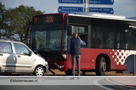 Twee gewonden na aanrijding auto met lijndienstbus in Buinen. Twee gewonden na aanrijding auto met lijndienstbus in Buinen.