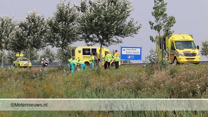 GEZIN MET TWEE KINDEREN MET AUTO OVER DE KOP N33 BAREVELD WILDER