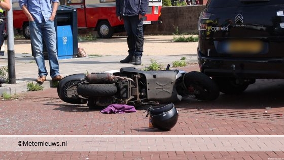 Motorrijder gewond na botsing achterop auto in Groningen.