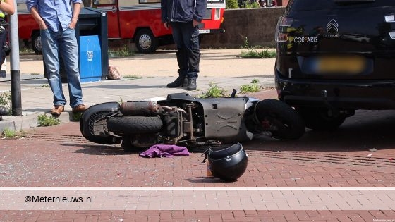 Motorrijder gewond na botsing achterop auto in Groningen. Motorrijder gewond na botsing achterop auto in Groningen.