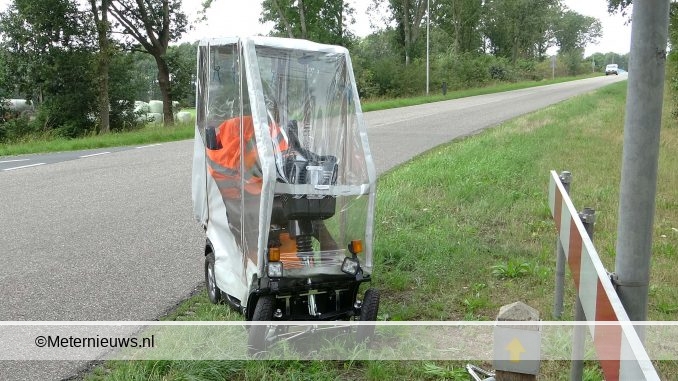 SCOOTMOBIELER IN ZIJKANT AUTO IN MEPPEL2