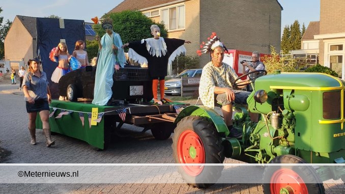 dorpsfeest in alteveer kerkenveld met optocht versierde wagens