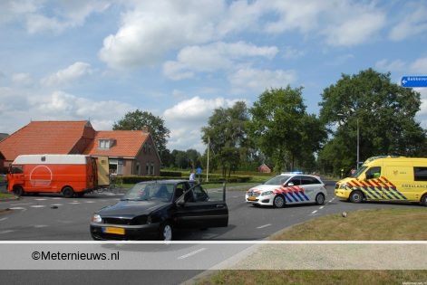 Vrouw gewond na aanrijding in Een west. Vrouw gewond na aanrijding in Een west.