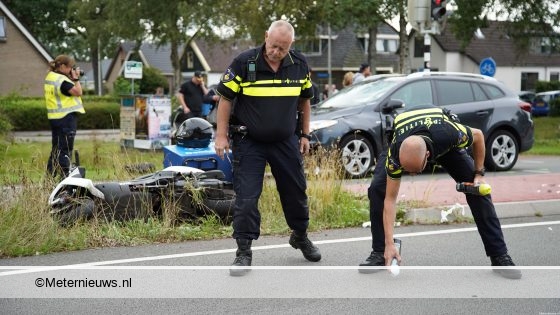 Pizzakoerier gewond na botsing tegen auto in Asen. Pizzakoerier gewond na botsing tegen auto in Asen.
