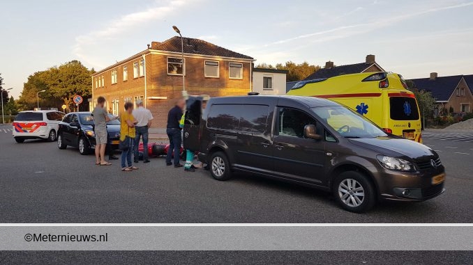 MOTORRIJDER LICHT GEWOND NA AANRIJDIN G TEGEN AUTO IN HOLLANDSCH