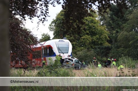 Dode na ongeval auto/trein op onbewaakte spoorwegovergang in Hoogezand.