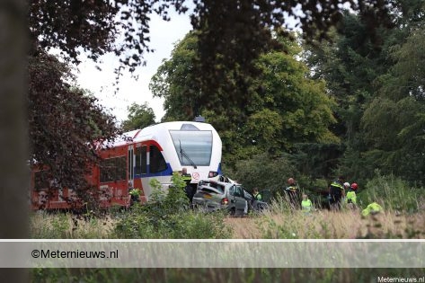 Dode na ongeval auto/trein op onbewaakte spoorwegovergang in Hoogezand. Dode na ongeval auto/trein op onbewaakte spoorwegovergang in Hoogezand.