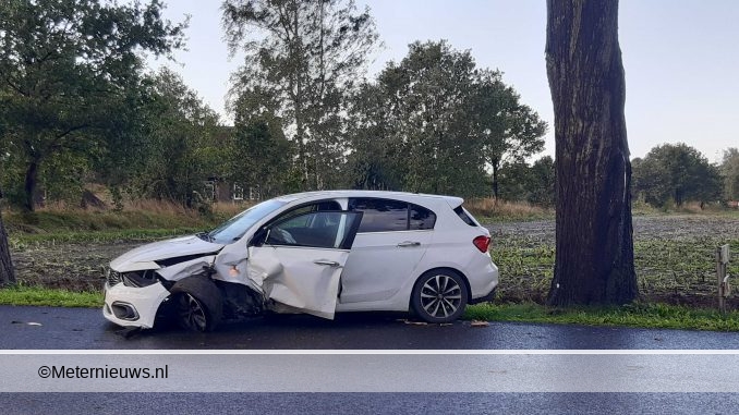 AUTO TEGEN BOOM IN ANNEN