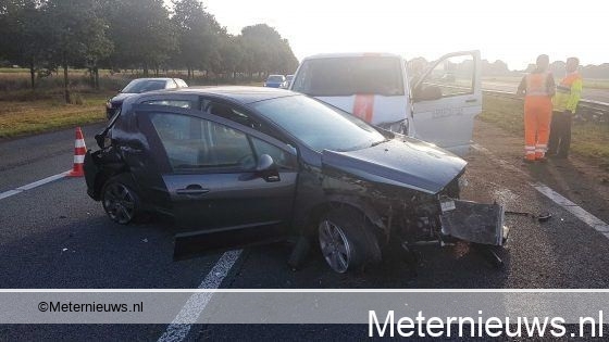 Gewonde na botsing tussen busje en personenauto in Hoogeveen. Gewonde na botsing tussen busje en personenauto in Hoogeveen.