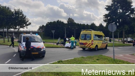Scooterrijder gewond na botsing tegen auto in Assen.