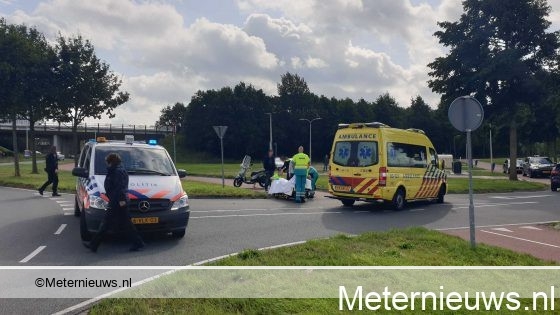 Scooterrijder gewond na botsing tegen auto in Assen. Scooterrijder gewond na botsing tegen auto in Assen.