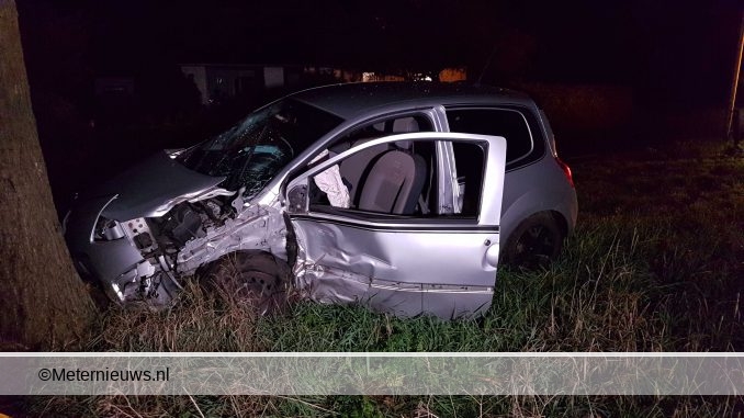 automobiliste tegen boom Kerkenveld