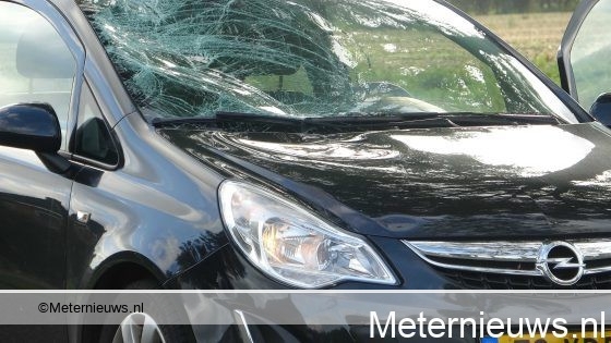 Fietser zwaar gewond na botsing tegen auto in Ruinerwold. Fietser zwaar gewond na botsing tegen auto in Ruinerwold.